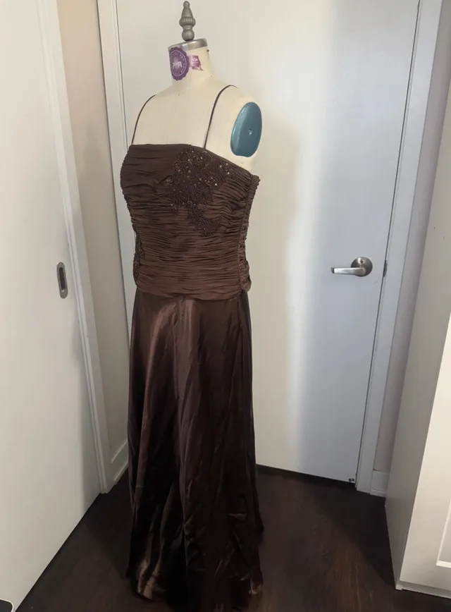 Ladies Size 16 Special Occasion Evening Dress - Worn Once image indicator(5)