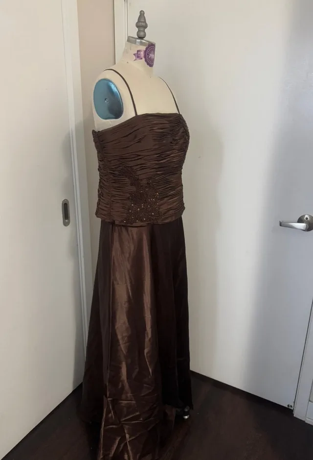 Ladies Size 16 Special Occasion Evening Dress - Worn Once image indicator(9)