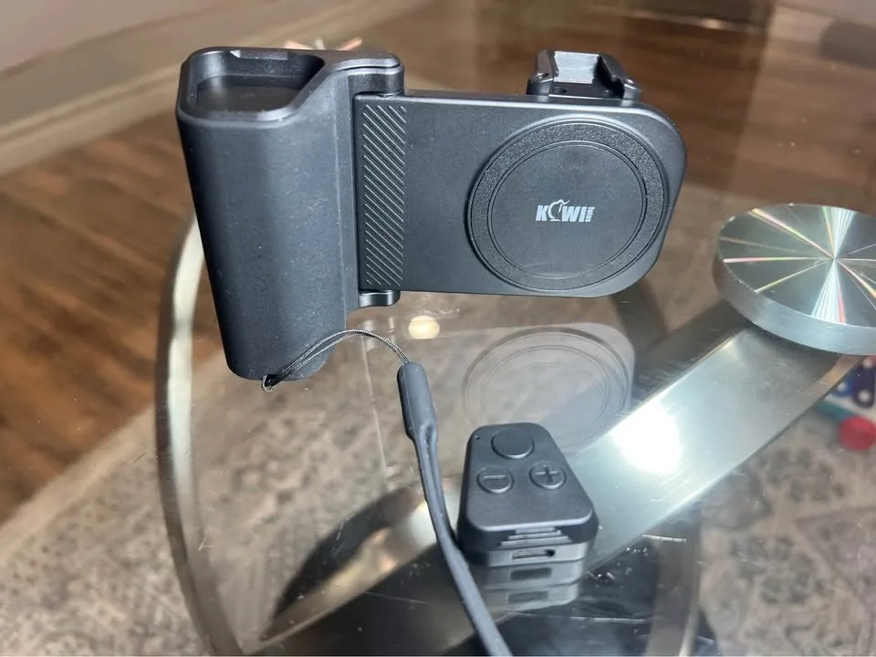 KIWIFOTOS Universal Phone Camera Grip Phone