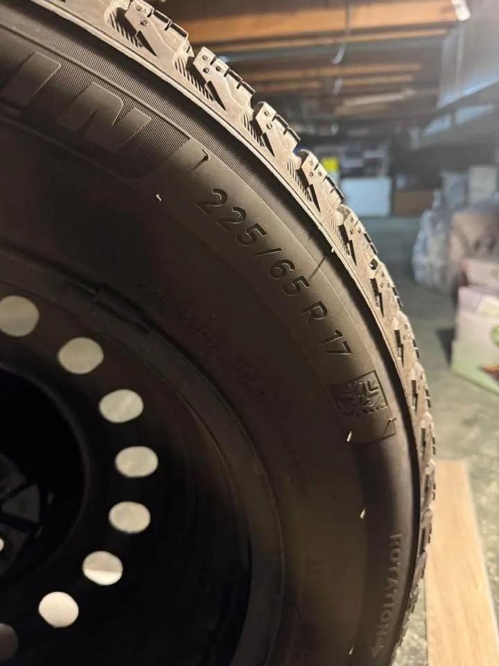 Michelin X-Ice Snow Winter Tires with Steel Rims - 225/65 R17 image indicator(2)