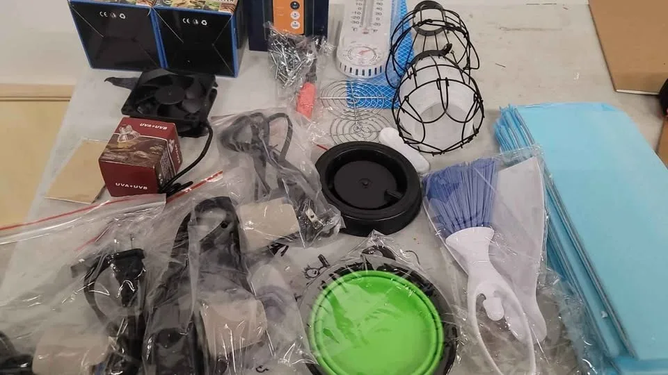 25-Piece Large Chicken Brooder Box Kit image indicator(5)