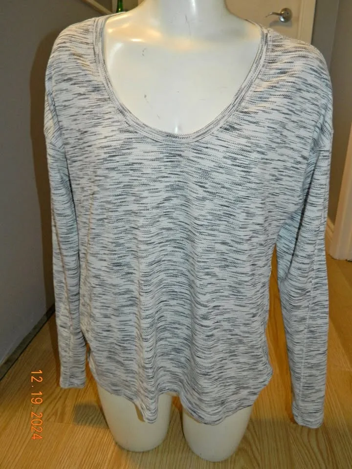 LULULEMON MEANT TO MOVE LONG SLEEVE size 6/8...EUC
