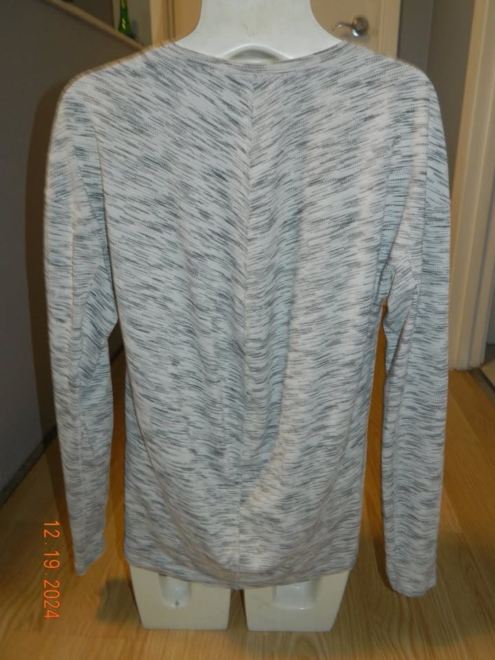 LULULEMON MEANT TO MOVE LONG SLEEVE size 6/8...EUC - photo 2