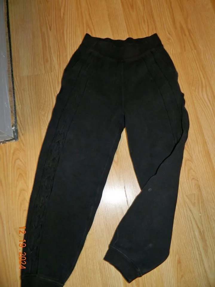 LULULEMON BRAIDED DETAIL HI RISE JOGGER..size 4...EUC(no marks j