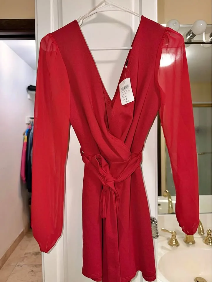 small-Cute dress for sale — just in time for the holidays! ✨👗