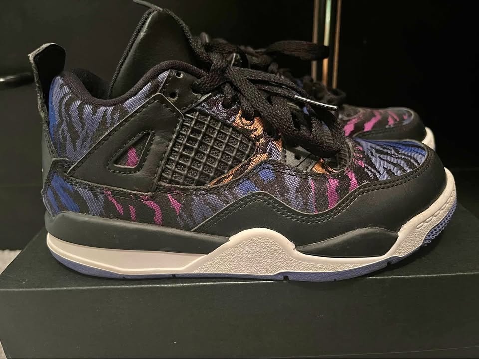 Boys JORDAN 4 RETRO SE (PS) BLACK/WHITE-RUSH VIOLET