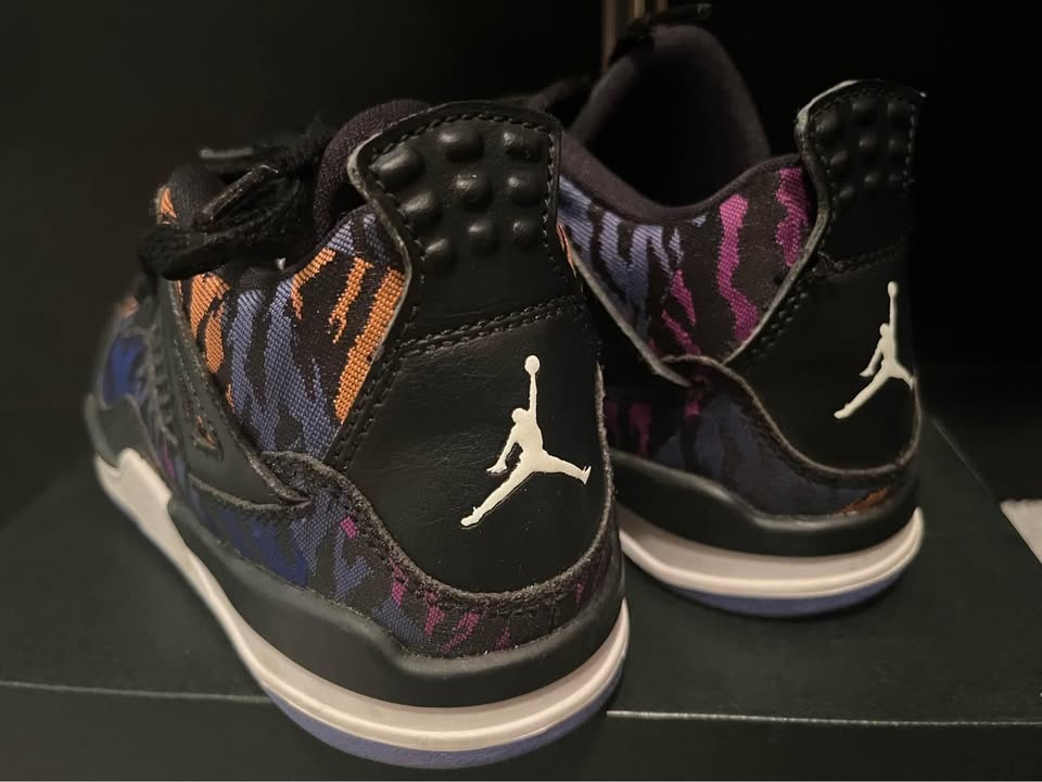 Boys JORDAN 4 RETRO SE (PS) BLACK/WHITE-RUSH VIOLET - photo 2