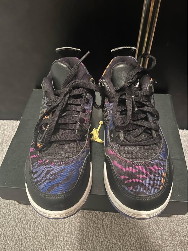 Boys JORDAN 4 RETRO SE (PS) BLACK/WHITE-RUSH VIOLET - photo 3