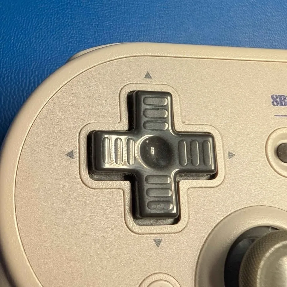 8bitdo SN30 Pro+ in classic Gameboy colorway image indicator(2)