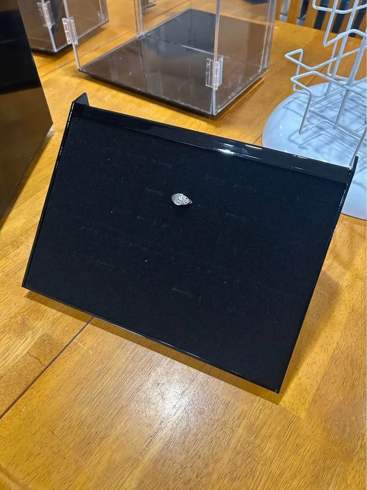 Acrylic Locking Jewelry Display Case image indicator(7)