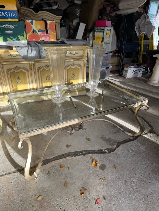 Metal & Glass Coffee Table – Includes 2 Large Decorative Vases - photo 2