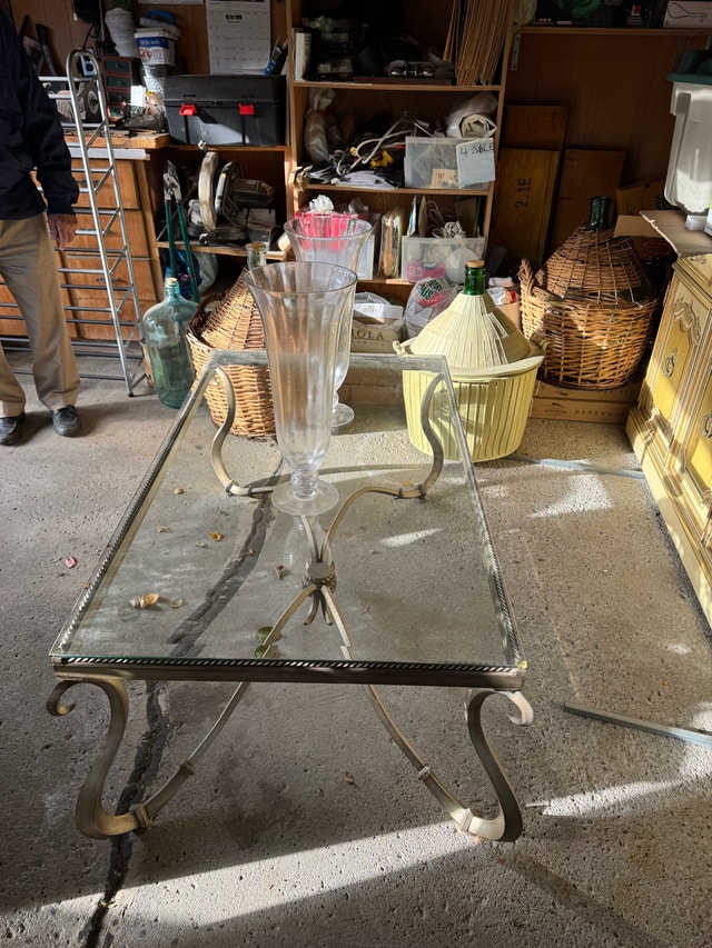 Metal & Glass Coffee Table – Includes 2 Large Decorative Vases - photo 3