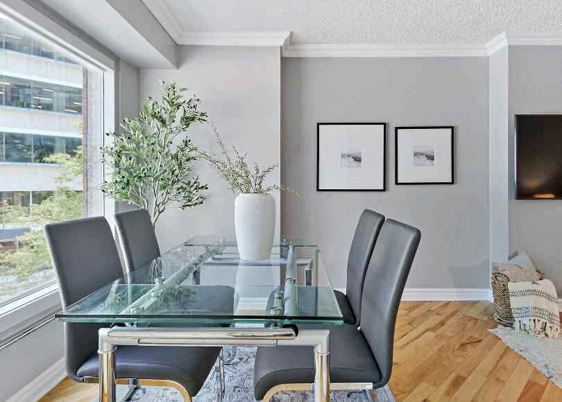 Extendable glass dining table in almost new conditions