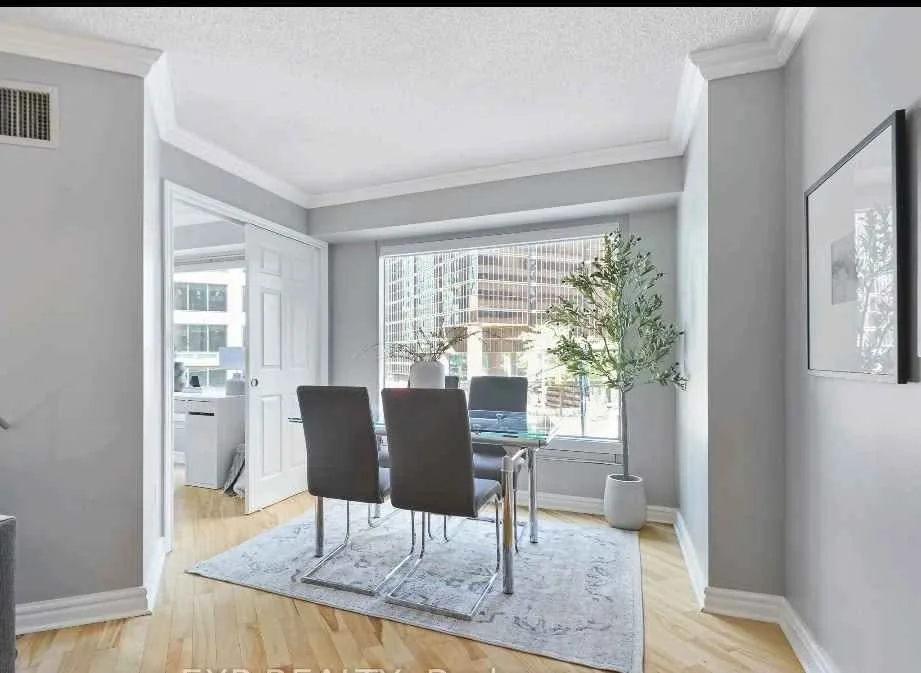 Extendable glass dining table in almost new conditions image indicator(2)