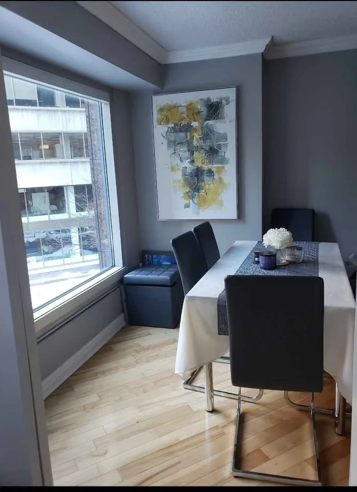 Extendable glass dining table in almost new conditions image indicator(3)