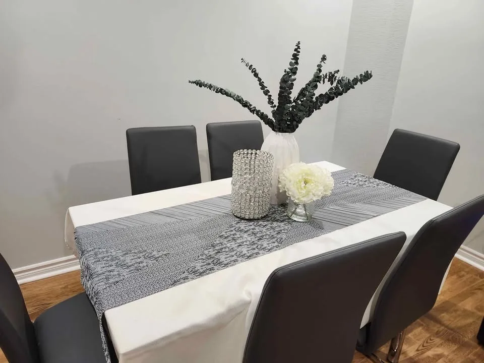 Extendable glass dining table in almost new conditions image indicator(4)