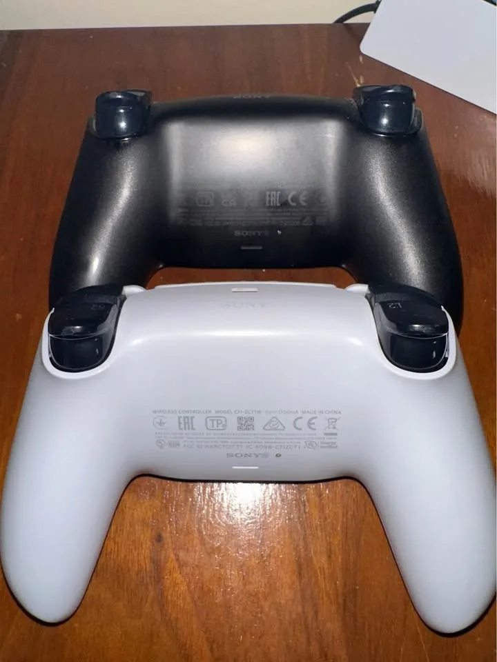 Playstation 5 (PS5) DualSense Wireless Controllers x2 image indicator(4)
