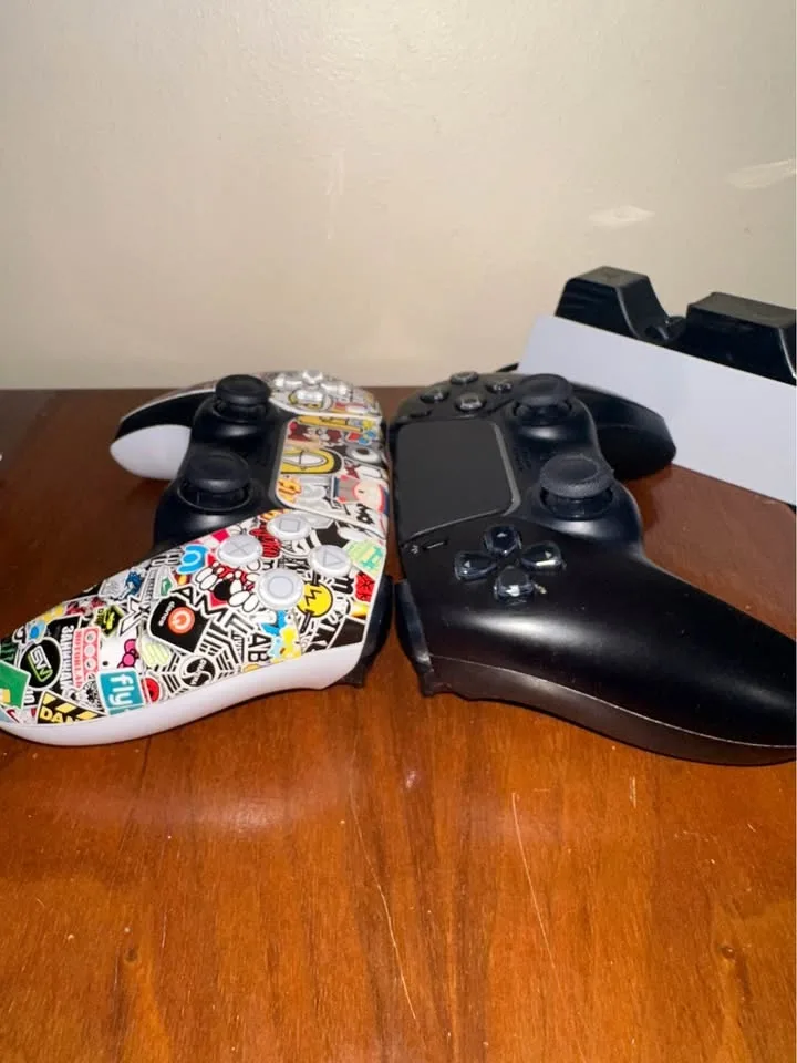 Playstation 5 (PS5) DualSense Wireless Controllers x2 image indicator(5)