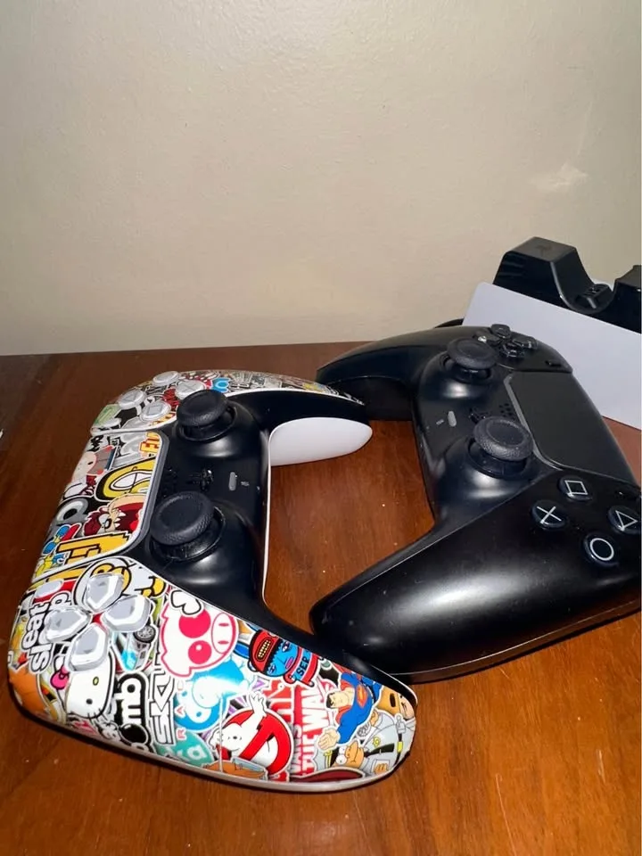 Playstation 5 (PS5) DualSense Wireless Controllers x2 image indicator(6)