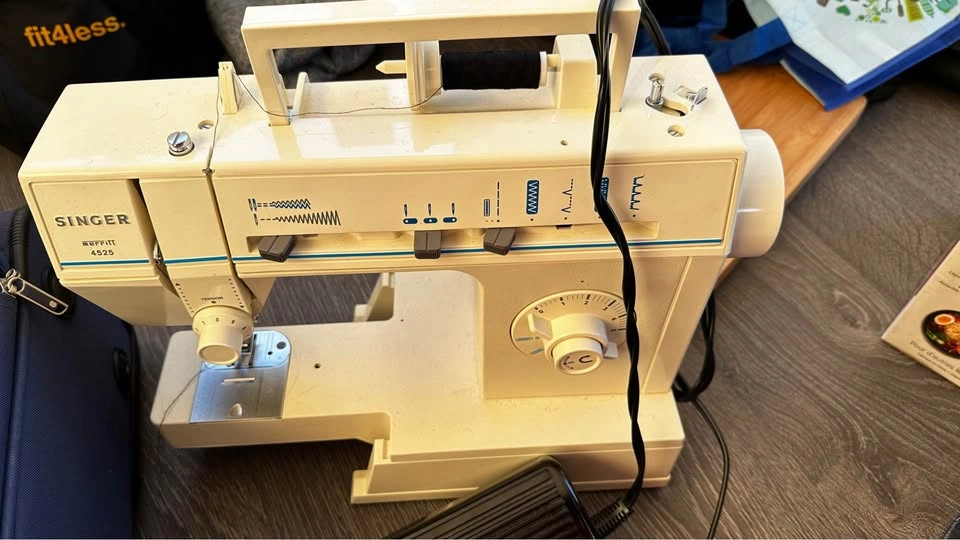 SINGER Merritt 4525 Sewing Machine Heavy Duty- Free arm - photo 2