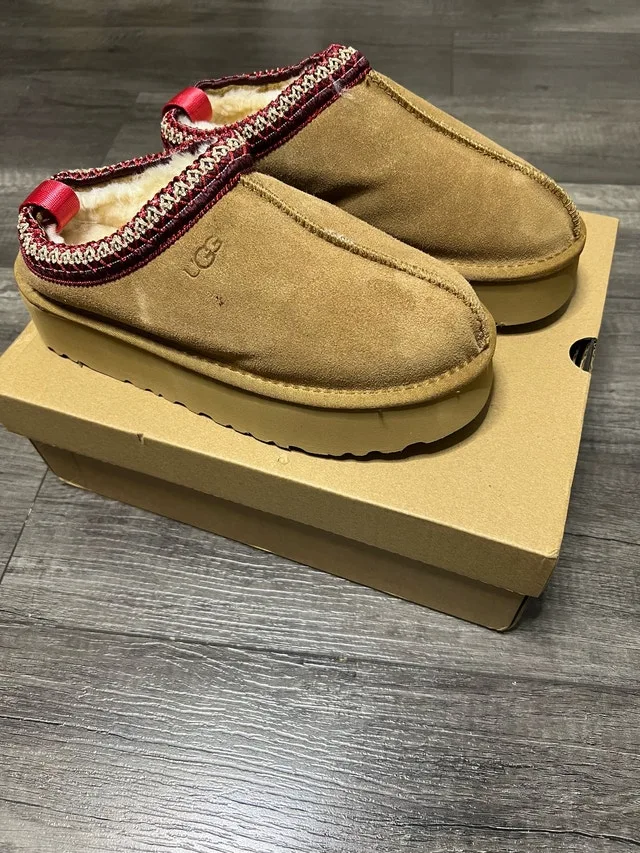 Uggs Tasmens size 7 woman