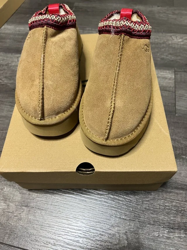 Uggs Tasmens size 7 woman image indicator(2)