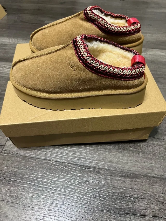 Uggs Tasmens size 7 woman image indicator(3)