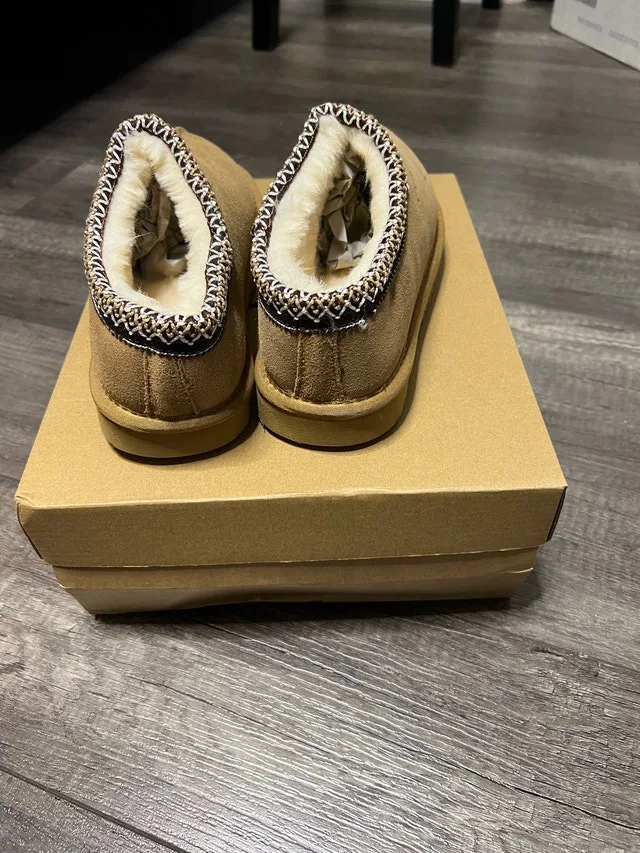 Uggs Tasmens size 7 woman image indicator(3)