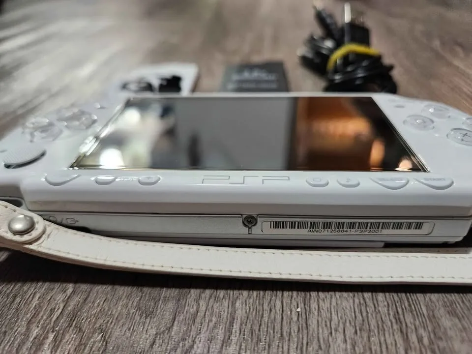 PSP 2000 – Darth Vader Limited Edition – Modded - 128GB image indicator(4)