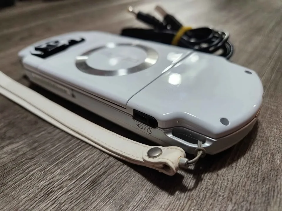 PSP 2000 – Darth Vader Limited Edition – Modded - 128GB image indicator(7)