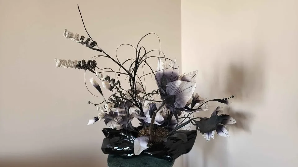 Dark grey Silk floral arrangement image indicator(4)