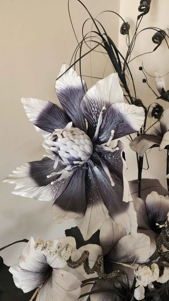 Dark grey Silk floral arrangement image indicator(6)