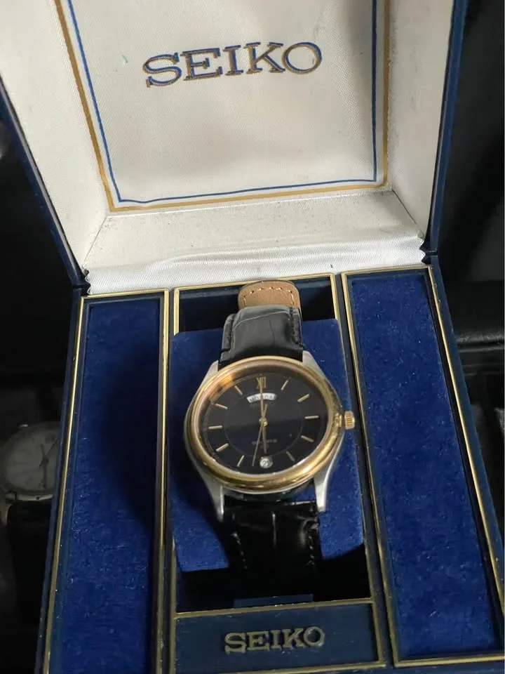 1997 Seiko Quartz Royal Blue Carved Crystal Dial Men's Wrist-Wat image indicator(3)