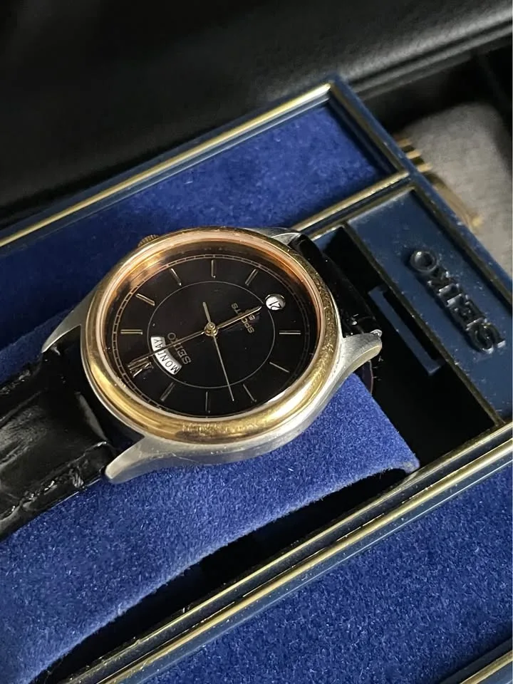 1997 Seiko Quartz Royal Blue Carved Crystal Dial Men's Wrist-Wat image indicator(6)