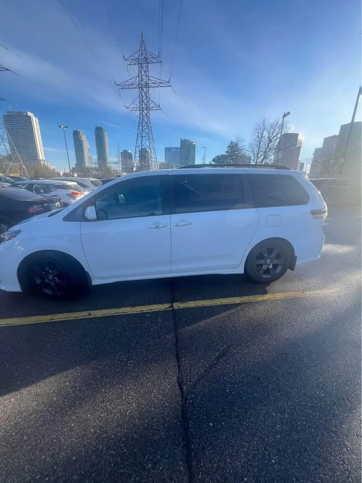 2015 Toyota sienna se no accident 171k kms image indicator(3)