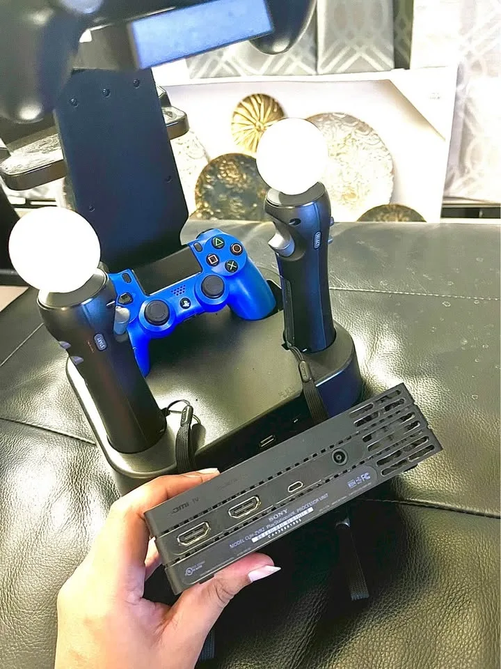 🔥 PS4 PRO 1TB + PSVR FULL BUNDLE — PRISTINE / BARELY USED 🔥 image indicator(5)