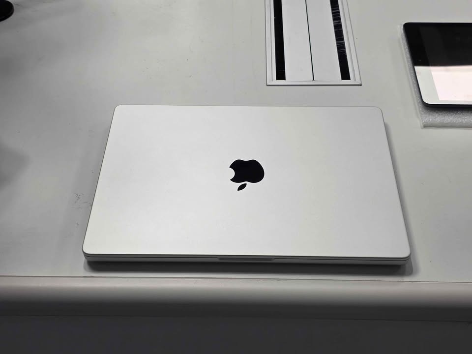 Like New M3 Pro Macbook Pro 14 inch - photo 2