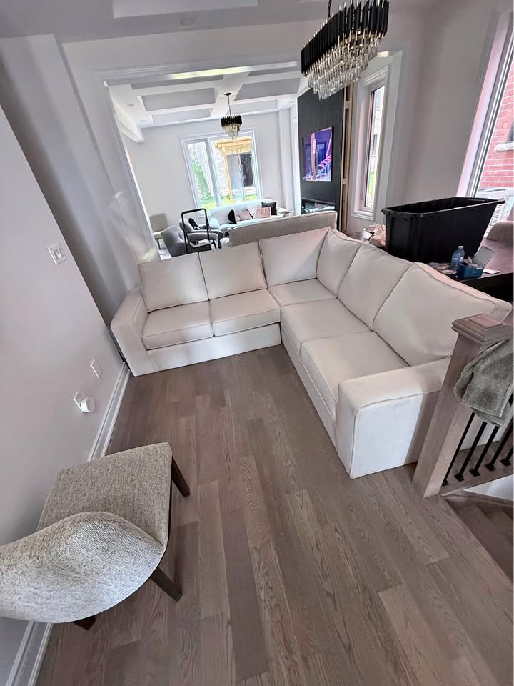 Beautiful Modern Sectional Sofa – Brand New (97x97)