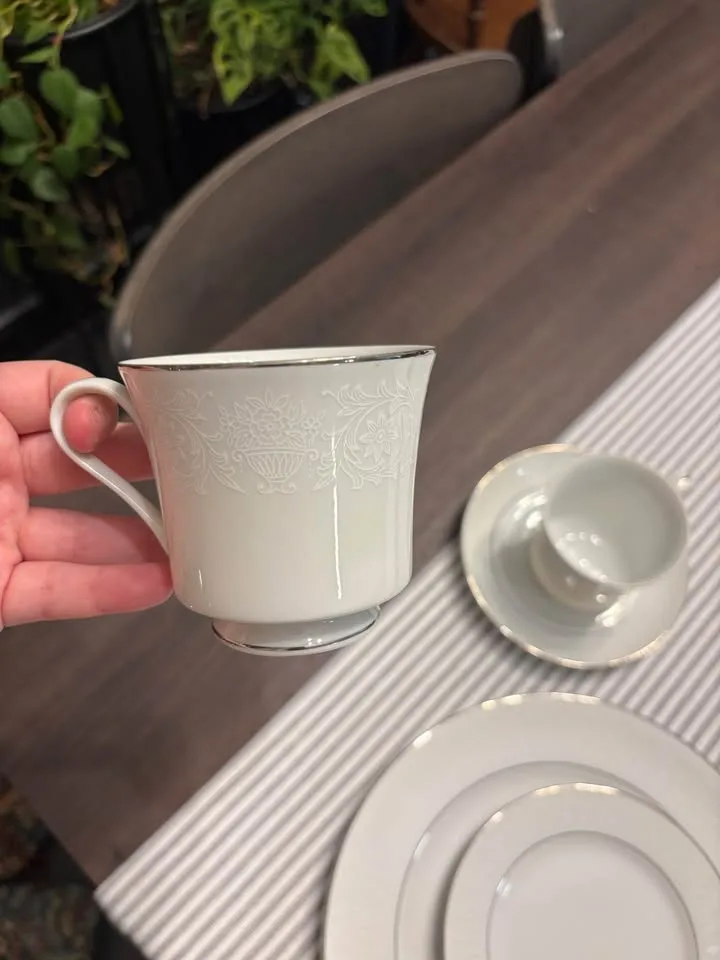 Crown Victoria Fine China Set Love Lace design image indicator(3)