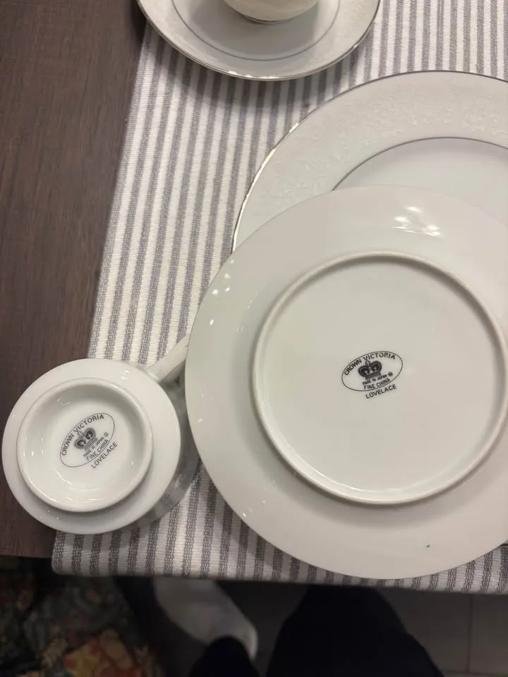 Crown Victoria Fine China Set Love Lace design image indicator(4)