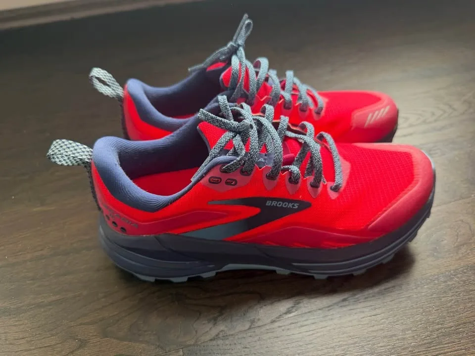 Brooks Women's Cascadia size 7 image indicator(2)