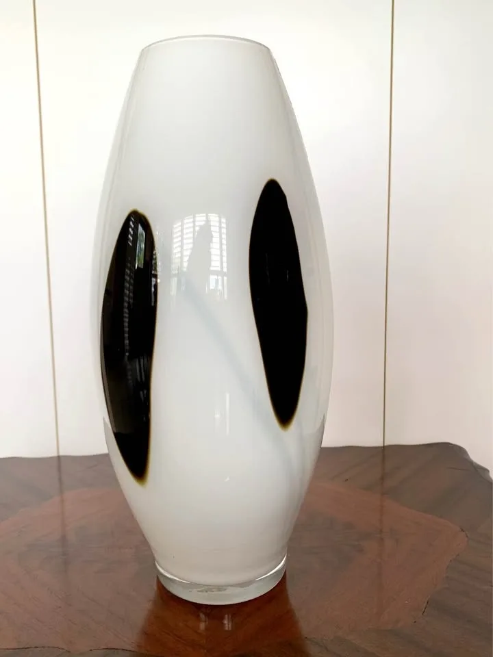 Black and white statement piece large vase image indicator(2)