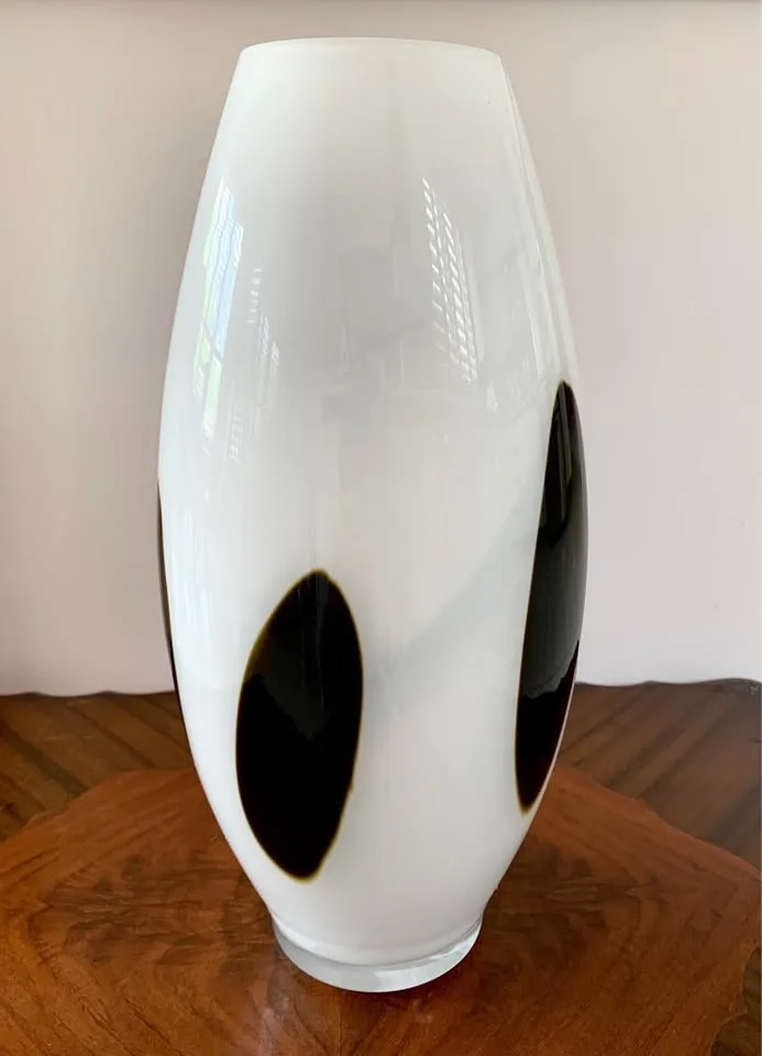 Black and white statement piece large vase image indicator(5)
