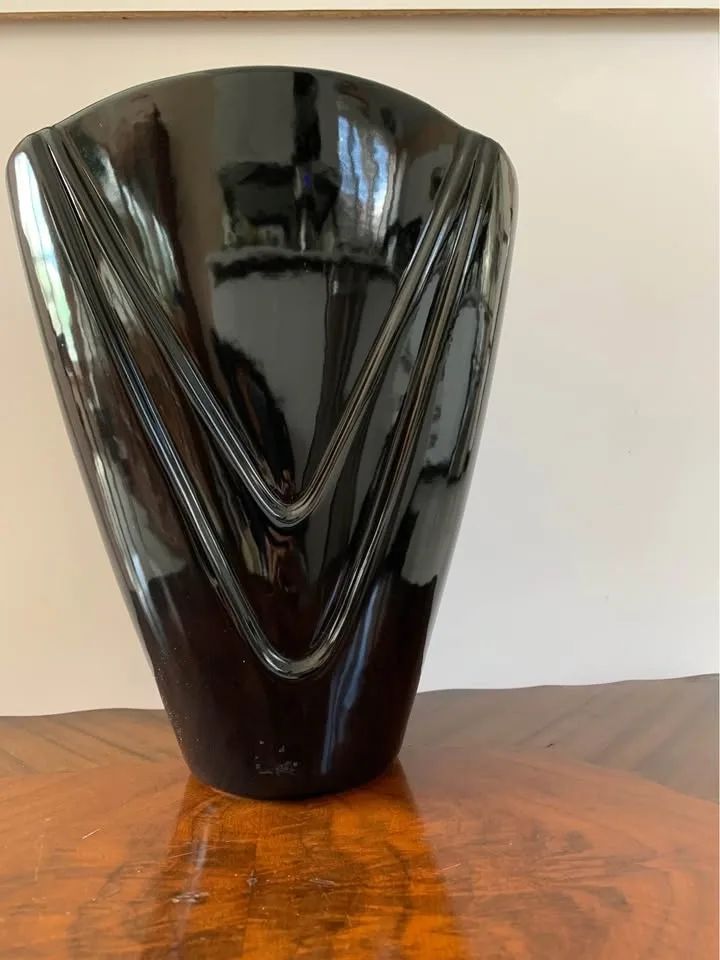 Vintage retro 80s black vase triangle shape image indicator(2)