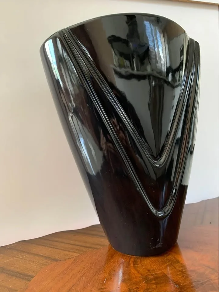 Vintage retro 80s black vase triangle shape image indicator(4)