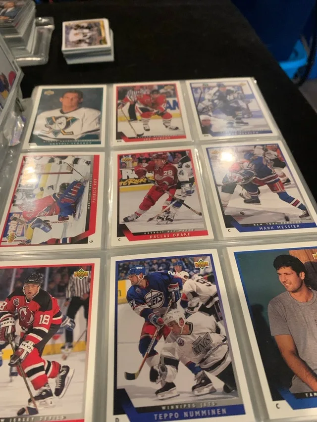 Huge Lot Hockey Cards - many sets and since 1975 image indicator(5)