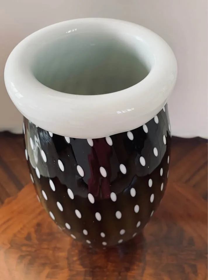 Black and white spotted large glass vase image indicator(4)