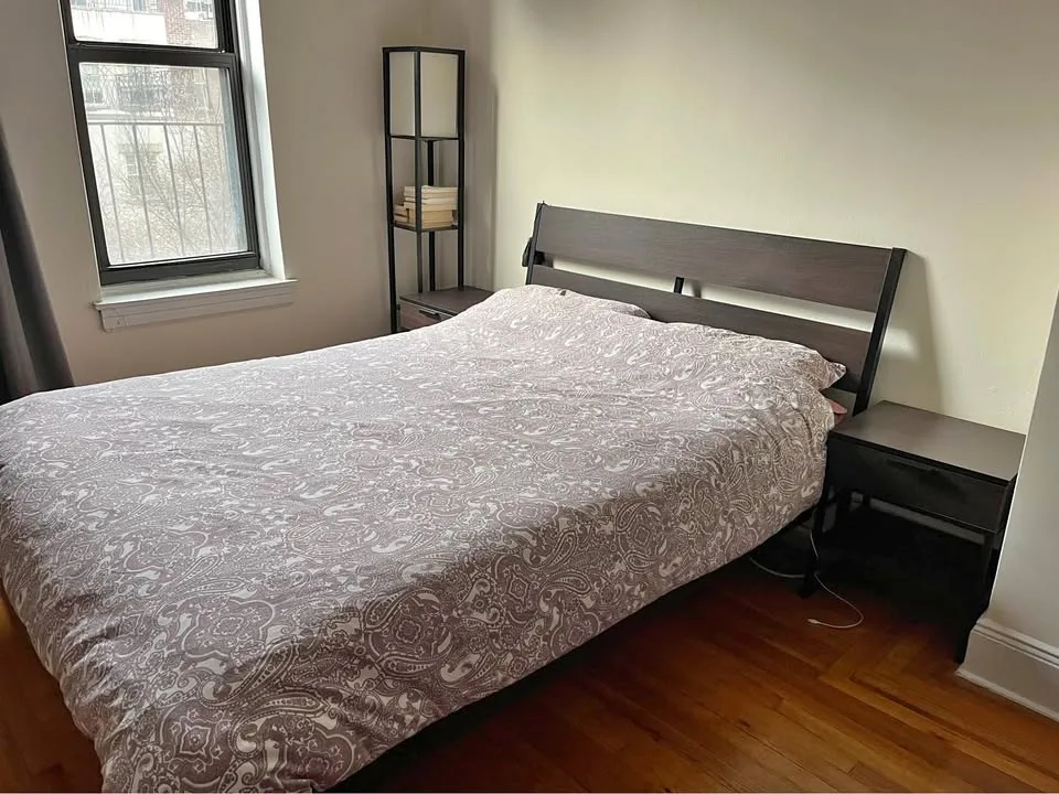 TRYSIL - IKEA Bed frame Queen/4 drawers chest/night stands