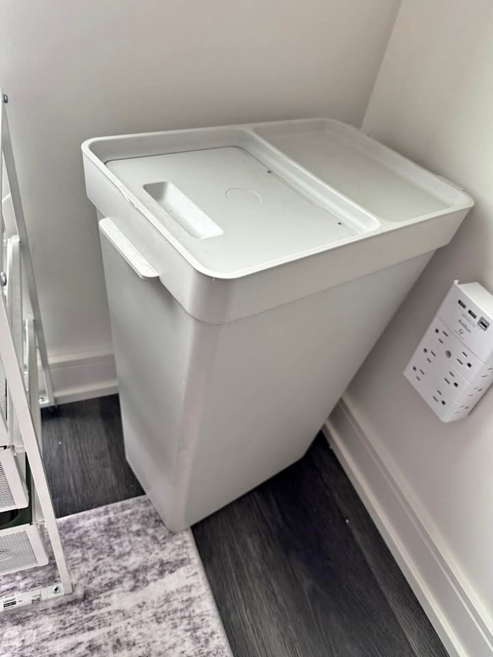 Trash bin with lid - Ikea HÅLLBAR, light gray, 35 l (9 gallon)