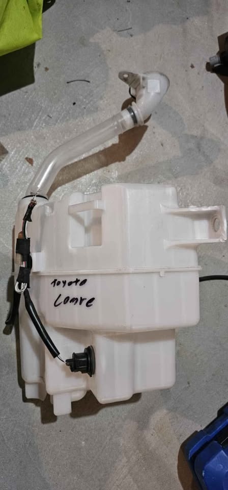 Toyota washer fluid reservoir - photo 4